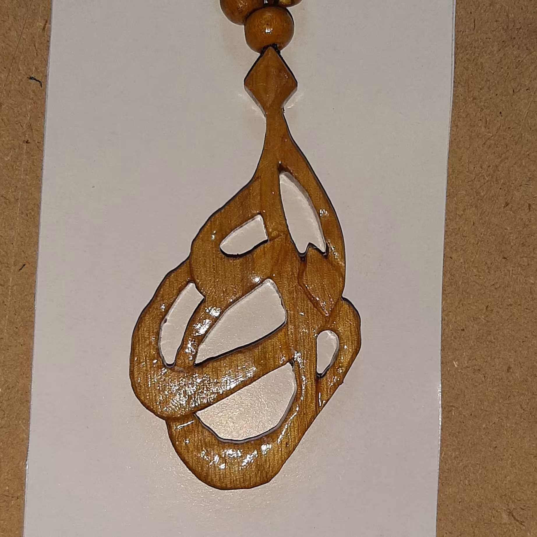 گردنبد چوبی اسم غزل ساخته شده از چوب گردو