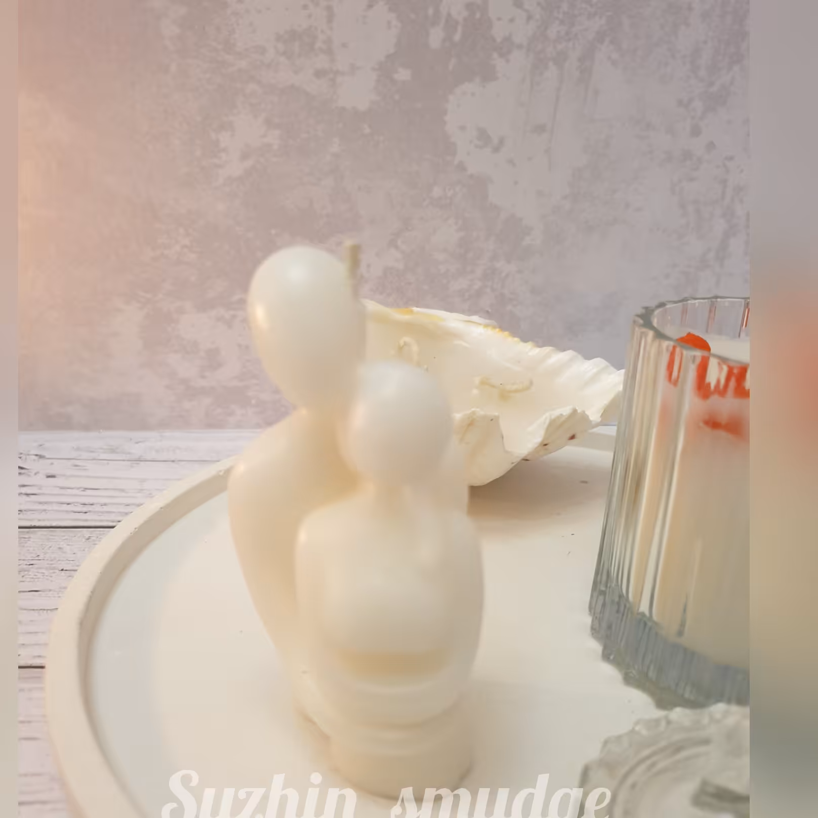 شمع حدود 100 گرم امکان سفارش هر رنگی وجود داره سایز حدود 10 سانت