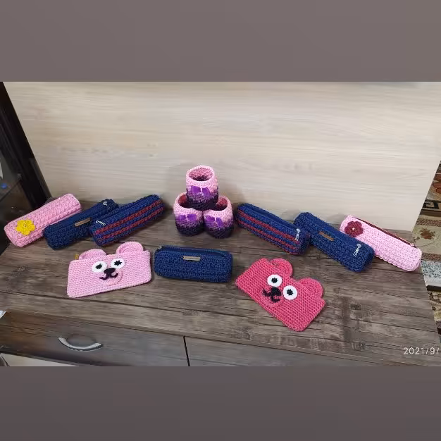 جامدادی استوانه ای از جنس مکرومه ,قابل شستشو ،و رنگ دلخواه ،