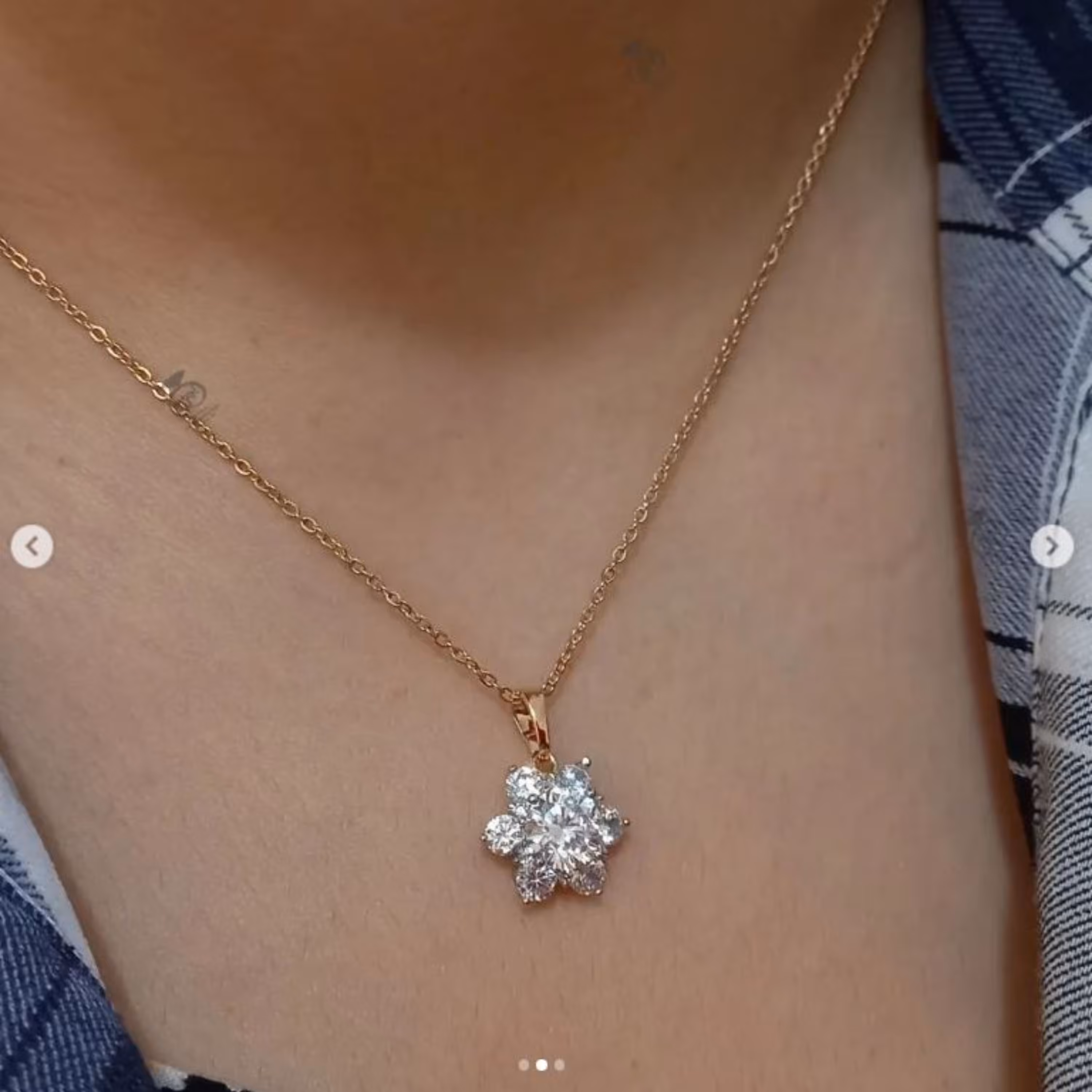 آویز طرح طلا و رنگ ثابت برند ژوپینگ مدل گل نگین دار