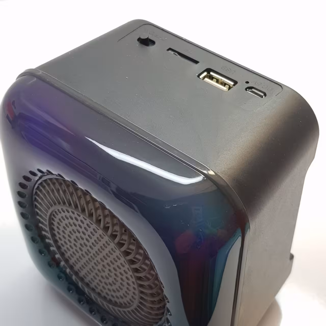 اسپیکر 3 اینچ مدل GTS-1373 دارای رقص نور  دارای بلوتوث رم و فلش 