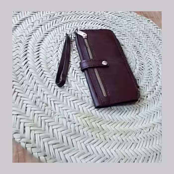 کیف پول چرم دست دوز با کلی جا برای مدارک کارت گوشی خرده ریز مثل فلش و... دارای بند جداشونده دوخته شده با چرم سوگو درجه 1