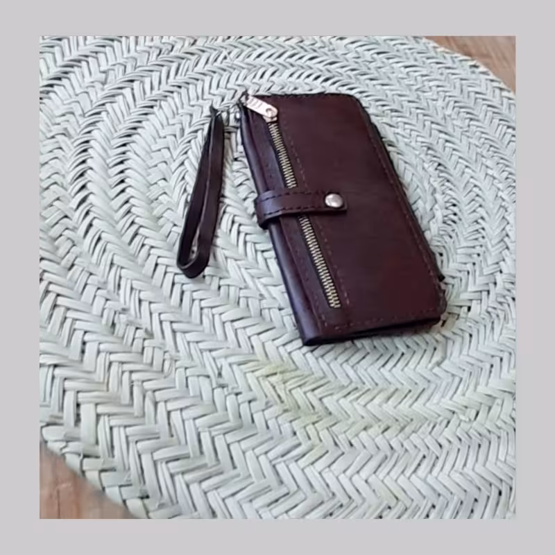 کیف پول چرم دست دوز با کلی جا برای مدارک کارت گوشی خرده ریز مثل فلش و... دارای بند جداشونده دوخته شده با چرم سوگو درجه 1