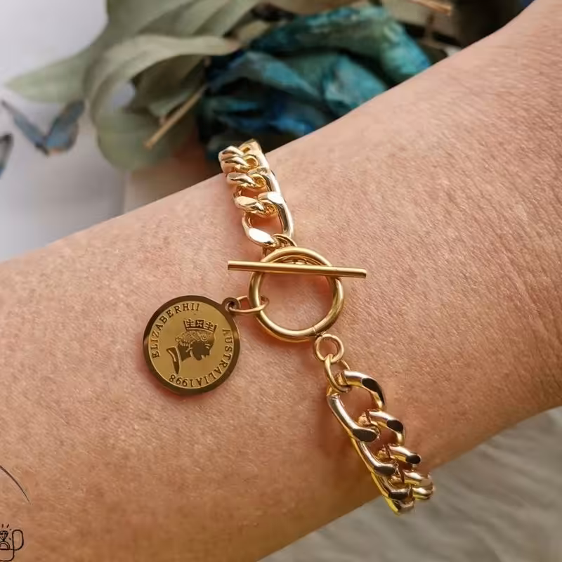 دستبند زیبای کارتیر با قفل تی و سکه الیزابت