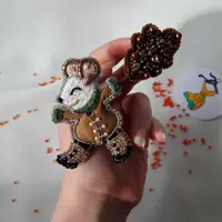 سنجاق سینه جواهر دوزی موش و برگ پاییزی