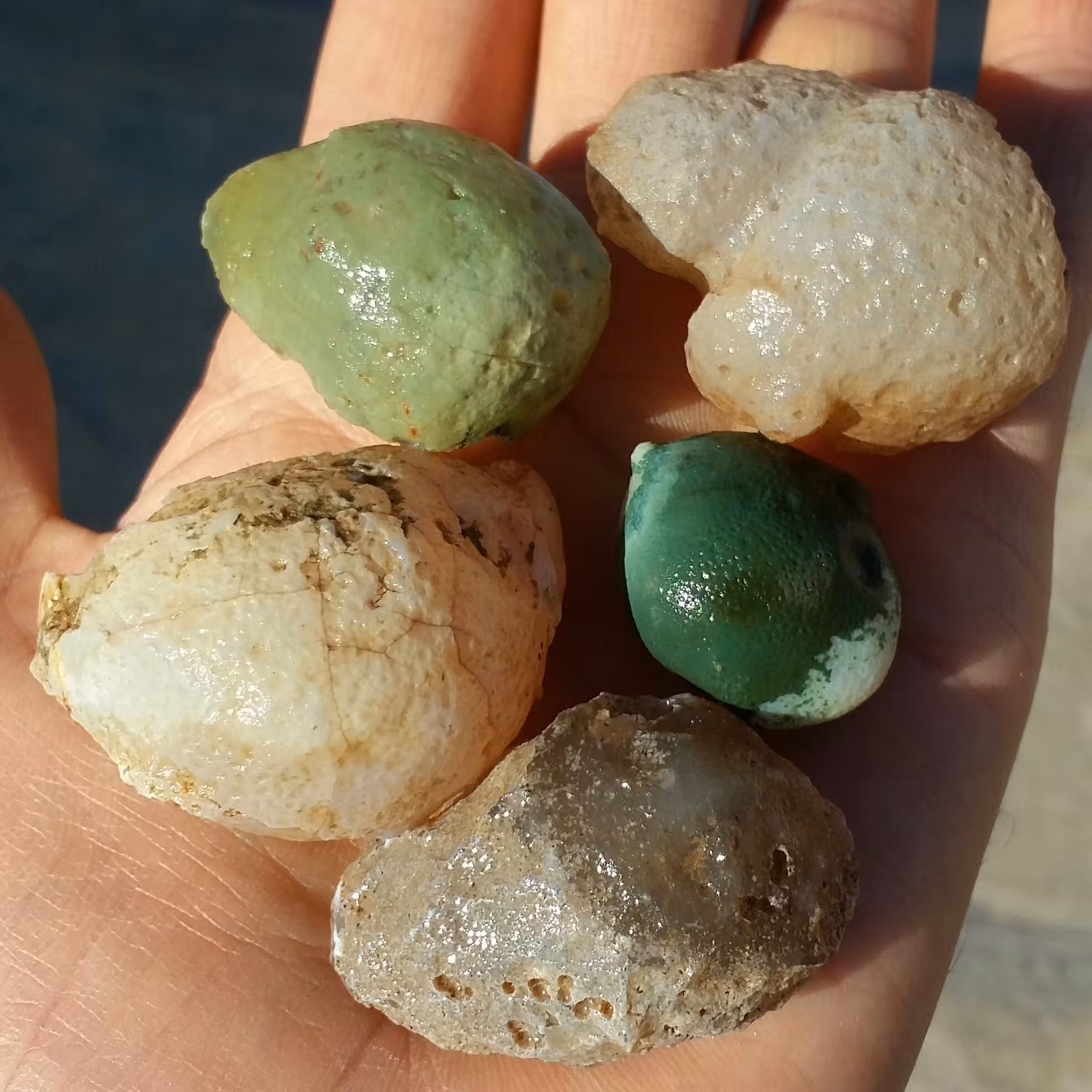 مجموعه پنج عددی سنگ راف خام عقیق برش نخورده دیدنی 100 در 100 طبیعی سرشار از خواص شااهکار رخلقت
با قابلیت ساخت چند نگین