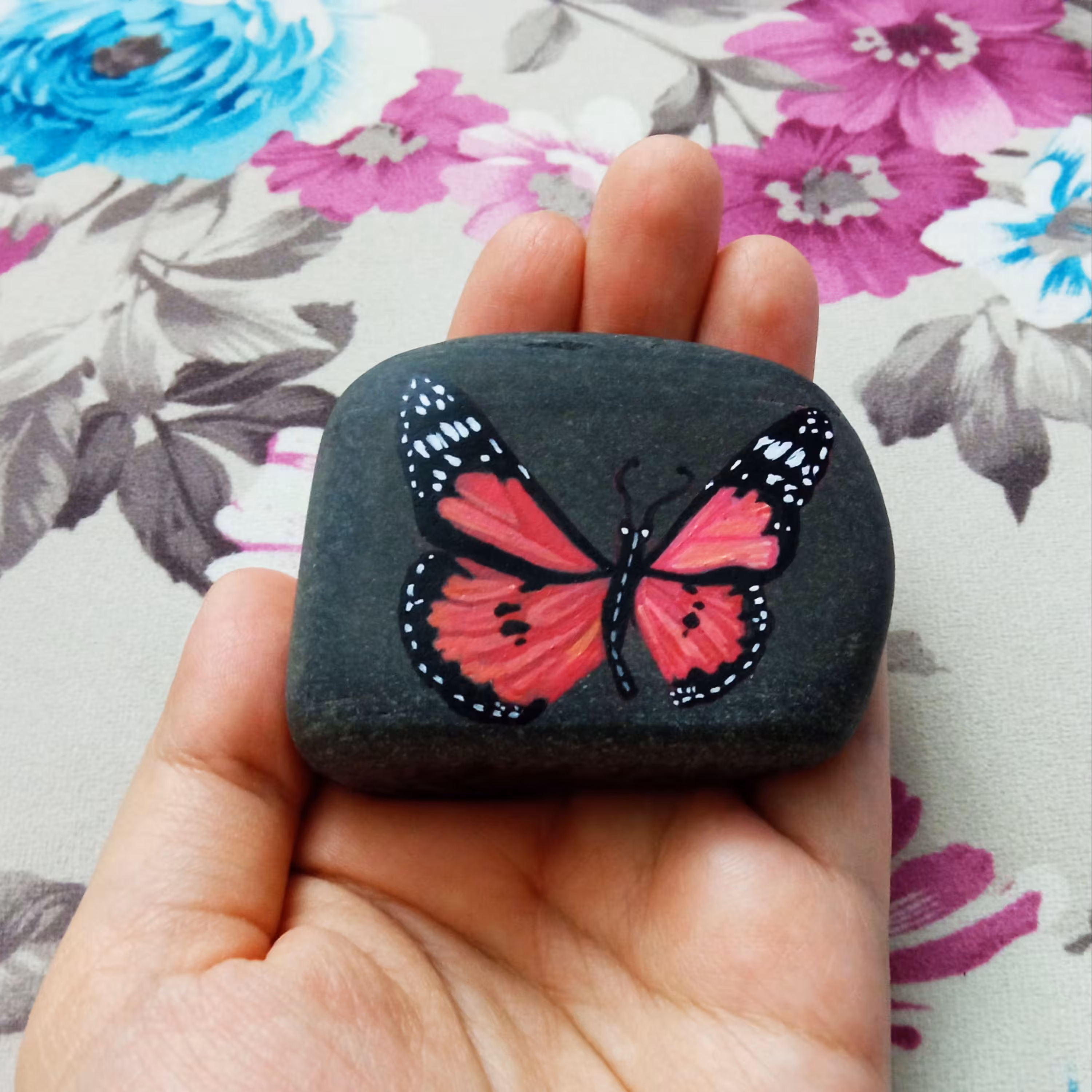 سنگ تزئینی با طرح پروانه صورتی