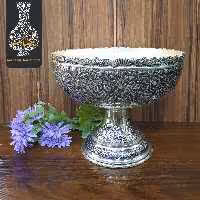 کاسه کعب دار دهنه 22 دستساز قلمزنی گل و طاووس اعلاء سیاه قلم طرح نقره