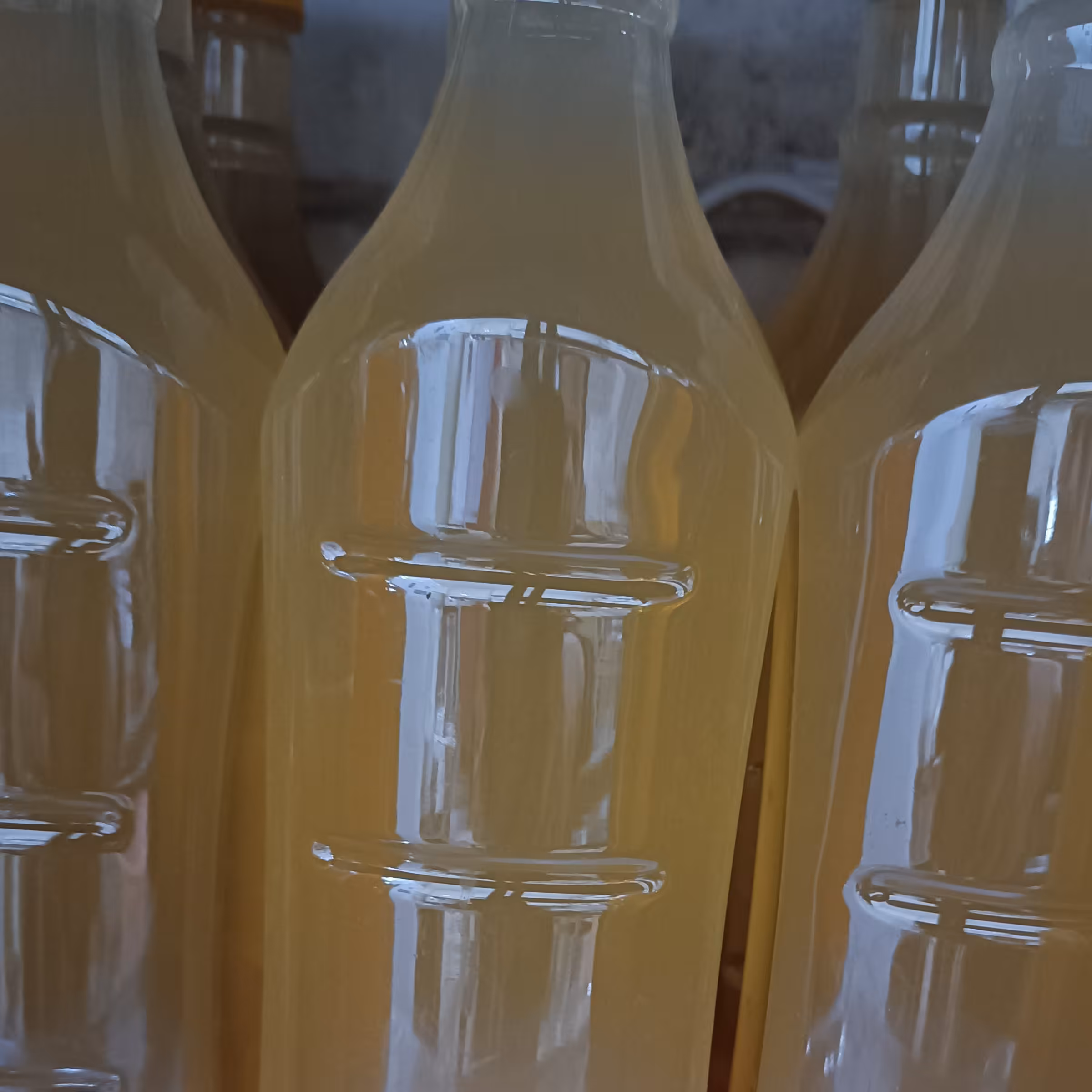 سرکه سیب 100٪طبیعی بدون هیچگونه مواد افزودنی در بطری های 1 لیتری