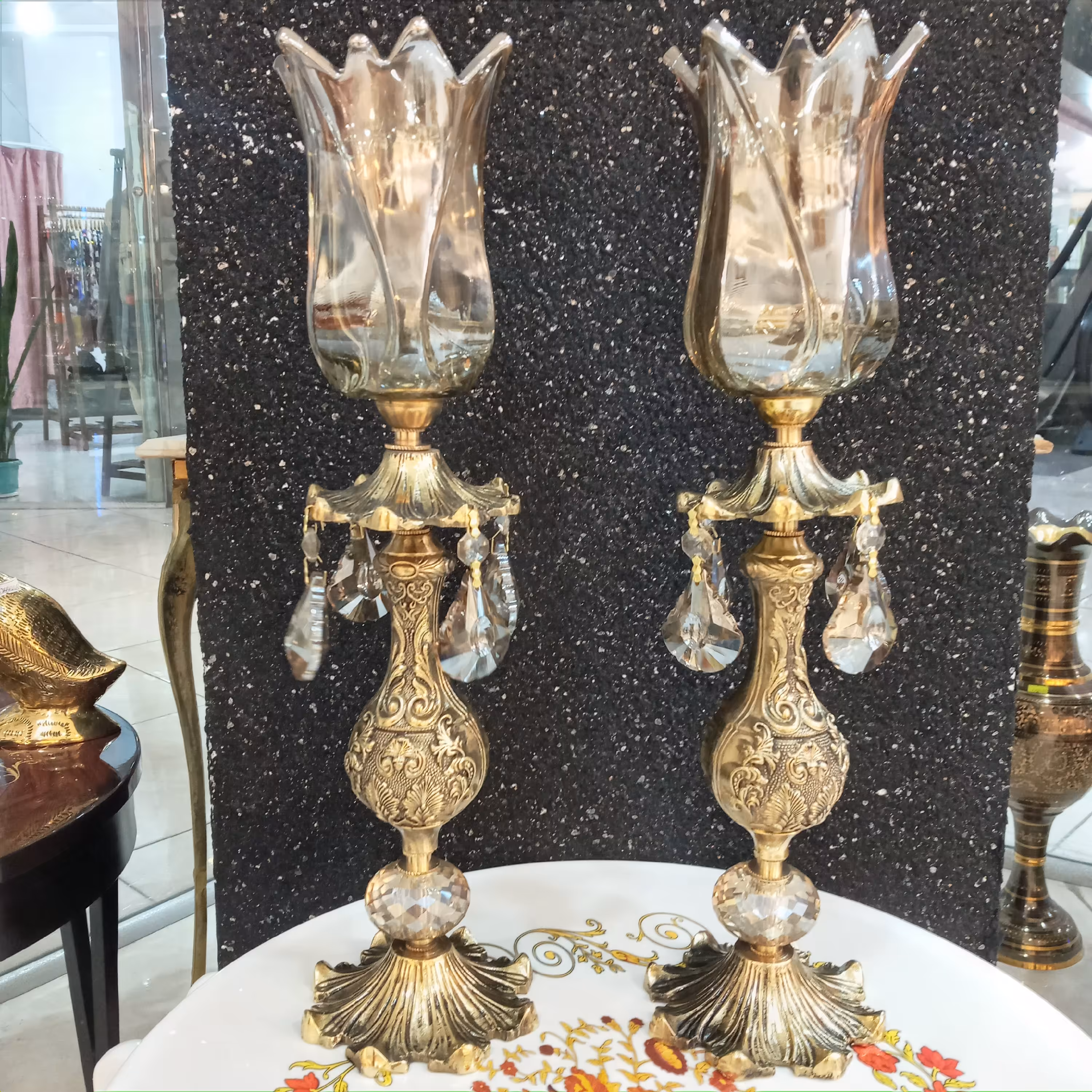 شمعدان برنجی مدل کاراکاس سایز بزرگ سیاه قلم بدون تغییر رنگ ( برنز )