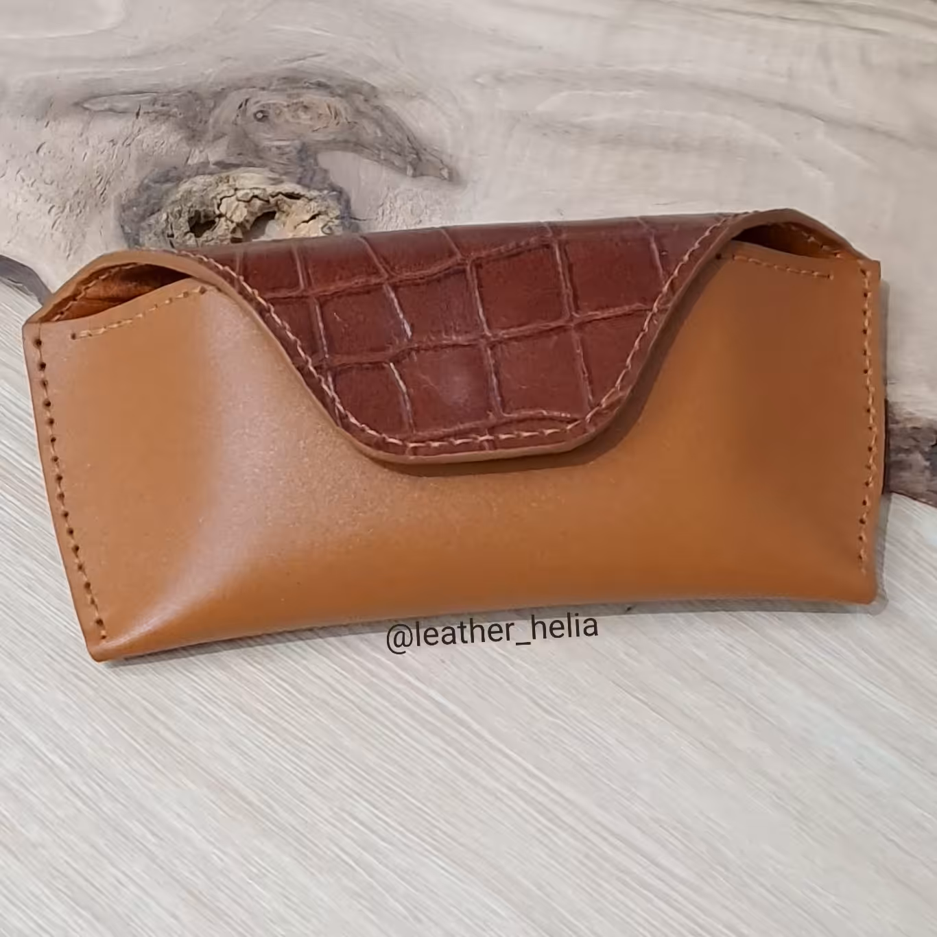 کاور عینک چرم طبیعی کاملا دستدوز و دستساز 
