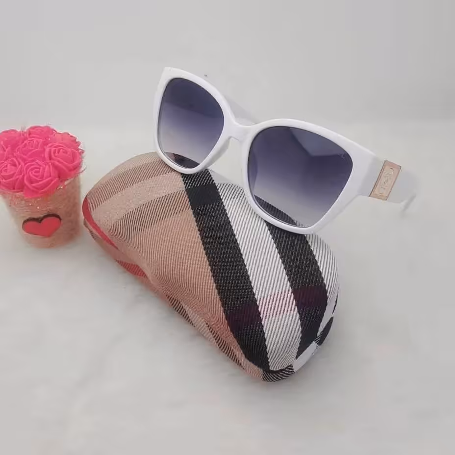 عینک افتابی زنانه مارک چنل کد01 دارای یووی 400(شیشه مشکی)