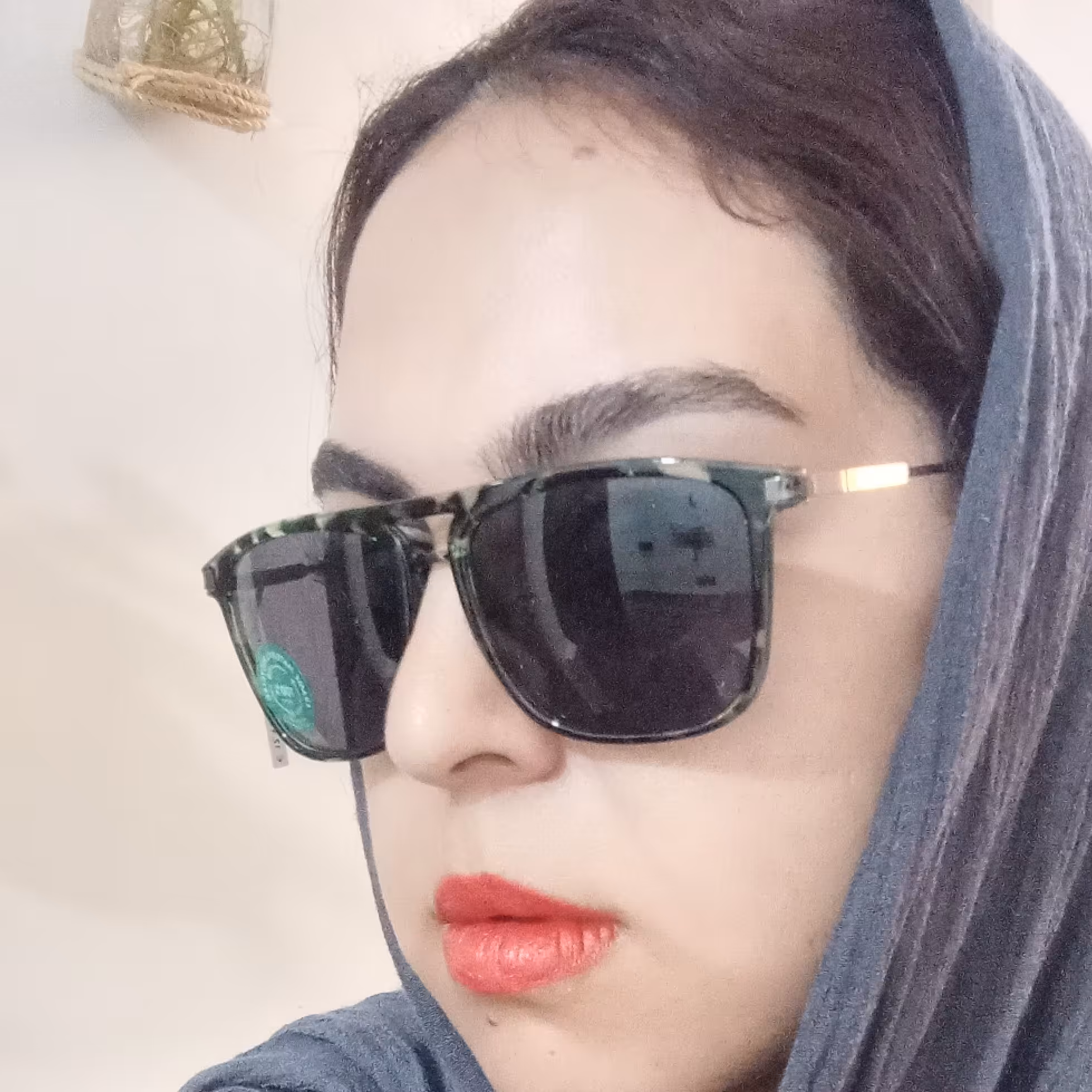 عینک آفتابی با فریم سبز دارای شناسنامه و بارکد و قیمت یورو اروپا عینک آفتابی یو وی