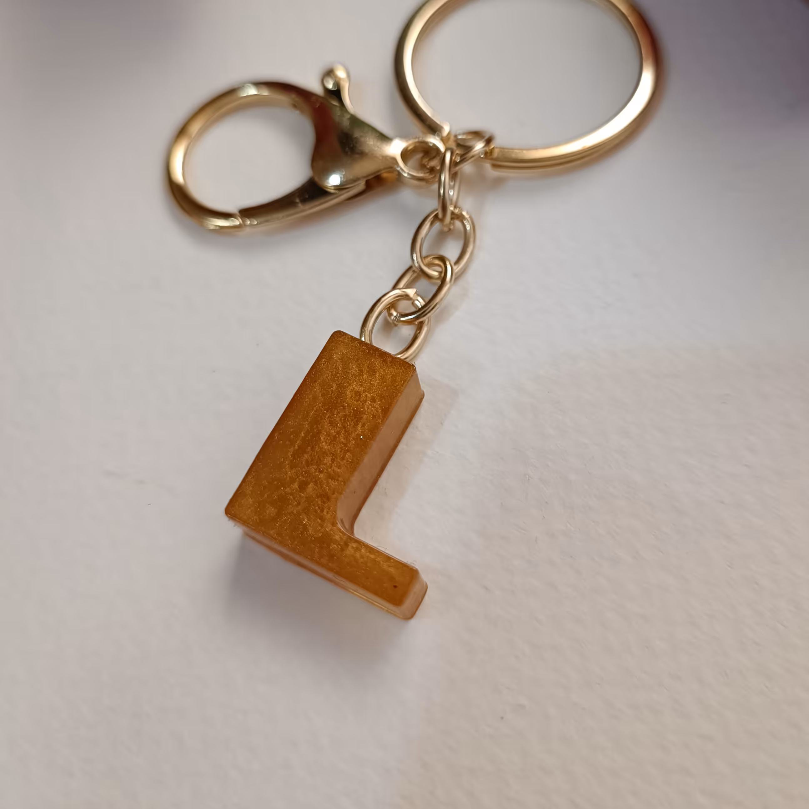 سرکلیدی و آویز کیف حروف رزینی حرف L رزین اپوکسی رنگ کهربایی عسلی رنگ ثابت ضدحساسیت