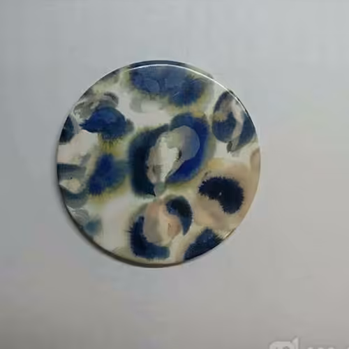 آینه کوچک خال خالی مناسب برای استفاده دم دستی و قرار دادن در کیف همراه به اندازه کمی کوچکتر از کف دست بدون حساب انگشتان