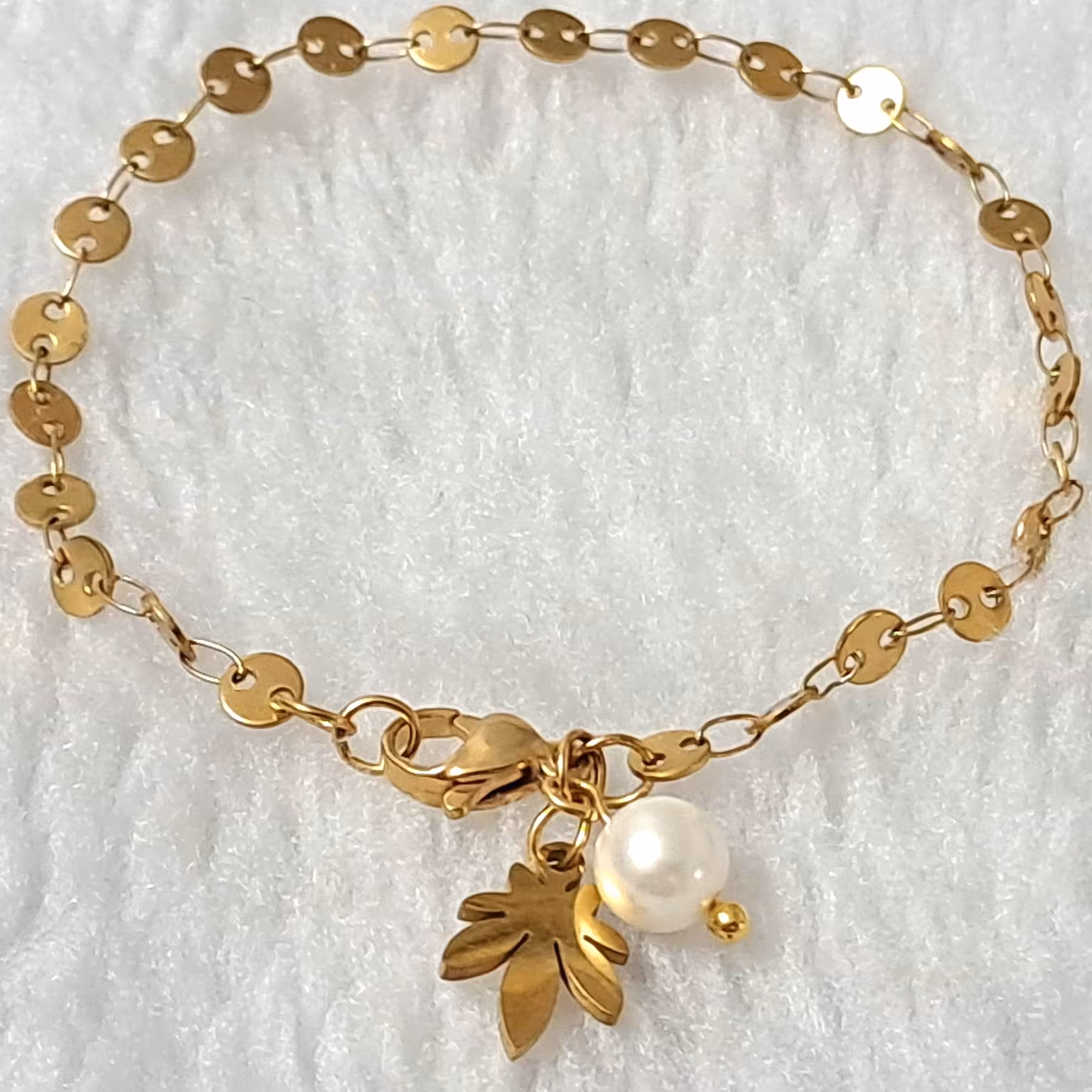 دستبند سکه ای تمام استیل به همراه آویز مروارید و برگ