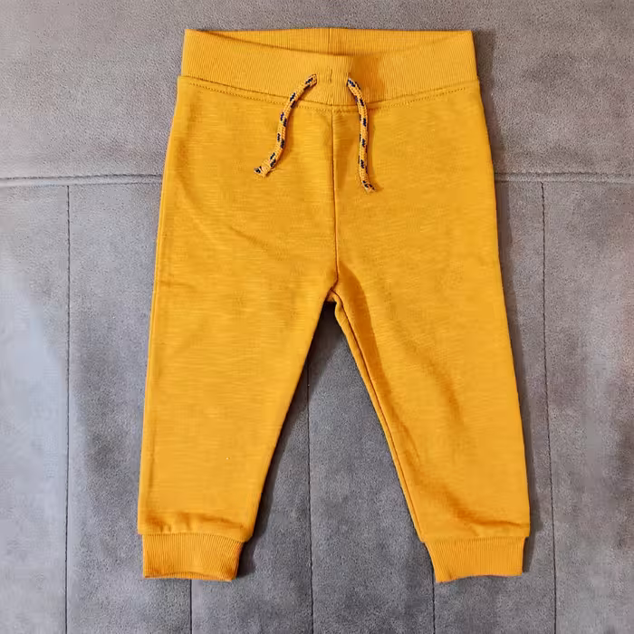 شلوار برند پریمارک توکرکی گرم پنبه صددرصد وارداتی طرح اسلش دخترانه و پسرانه رنگ خردلی مناسب یکونیم تا دوونیم سال قد 47