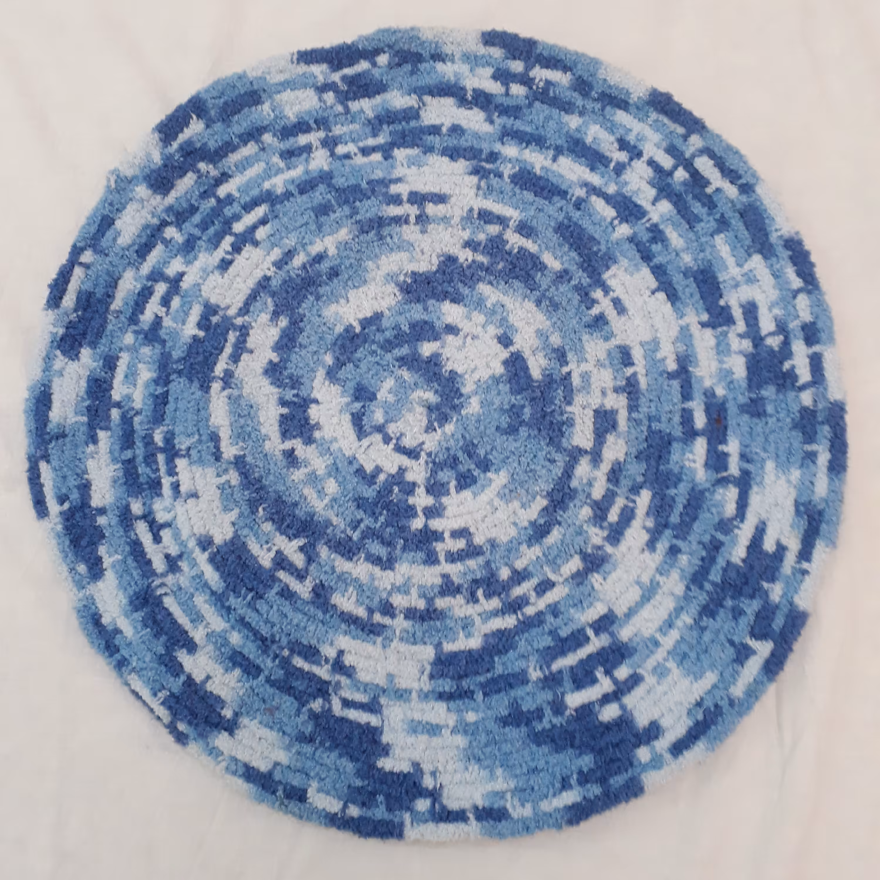 پادری زیر دیگی رومیزی ابر و باد