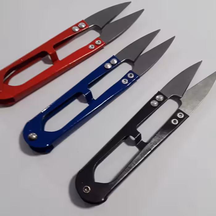 قیچی سر نخ زن  ( نخ چین ) فلزی با تیغه های تیز  و جنس خوب