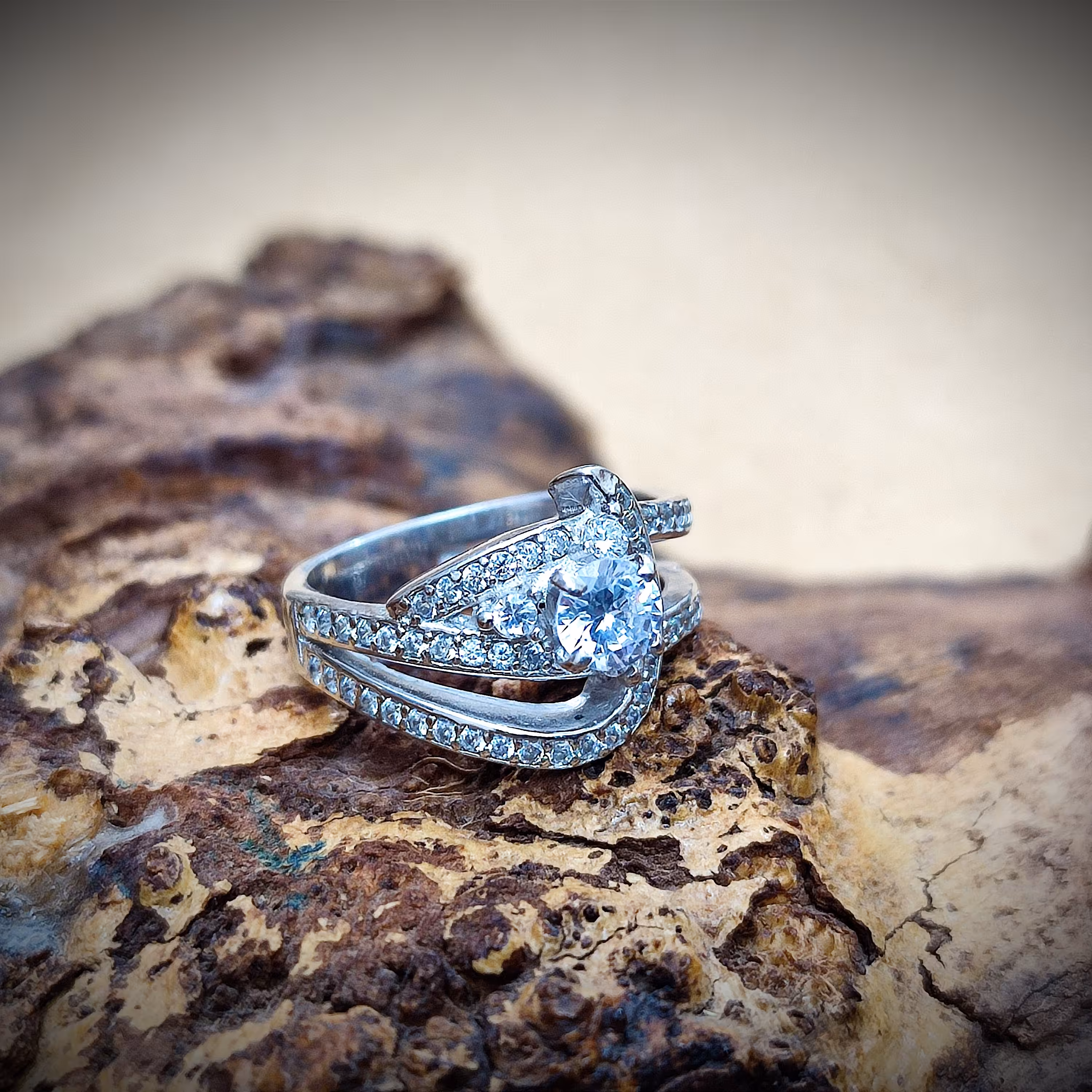 انگشتر نقره زنانه طرح جواهر با نگین زیرکن