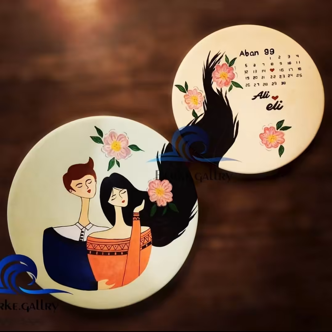 دیوارکوب سفالی طرح دلبرانه با تقویم
