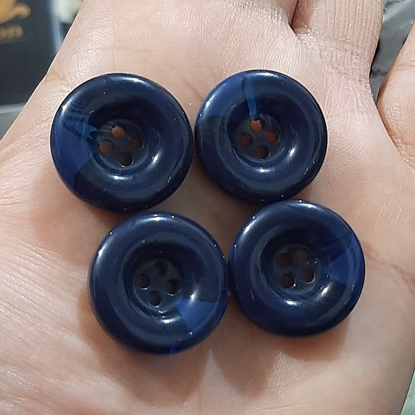 دکمه سرمه ای رنگ . وارداتی . سایز 3. دو سانتی. موجود در سه سایز