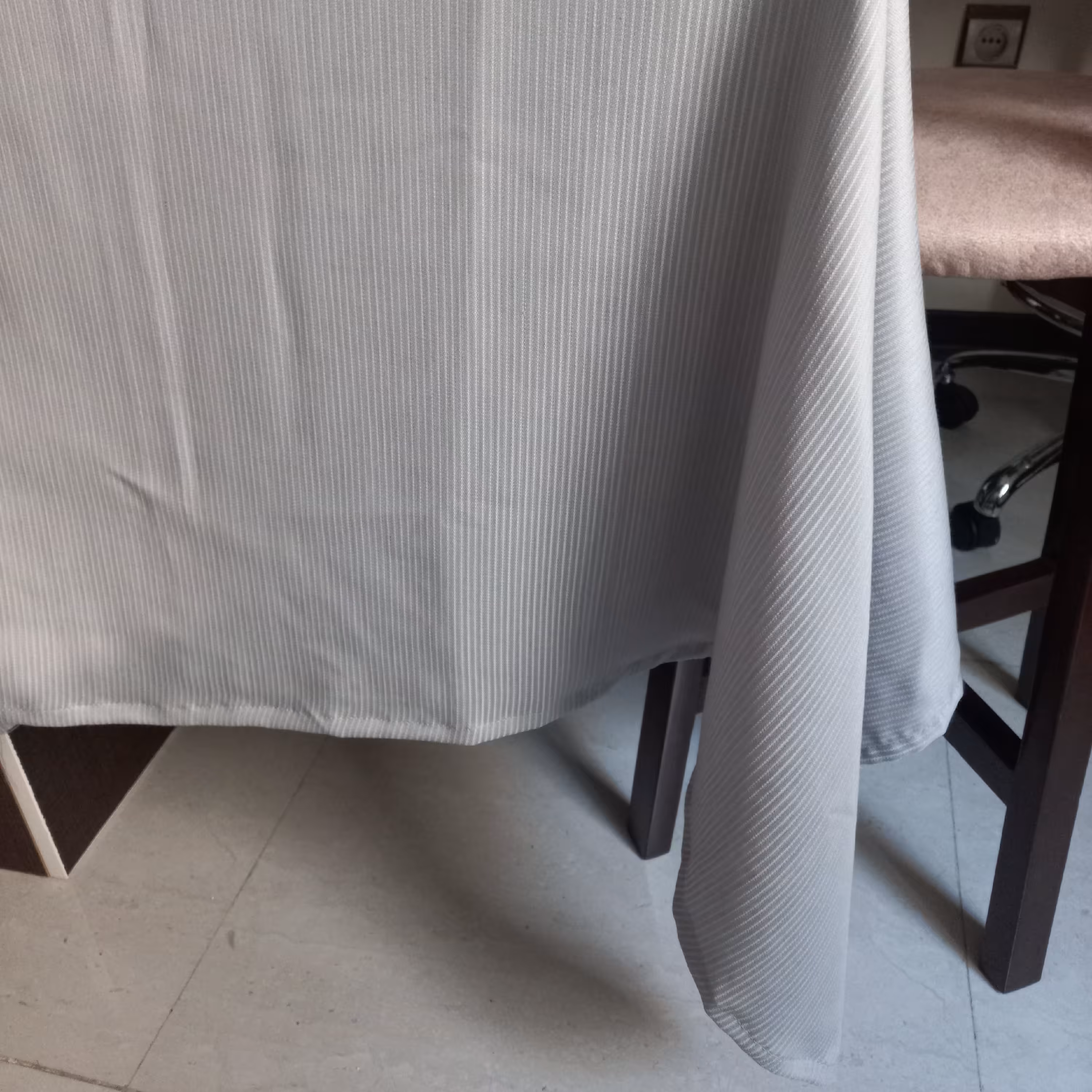 رومیزی چهارنفره 145×140سانتیمتر پارچه ژاکارد راه راه رنگ طوسی بروجرد