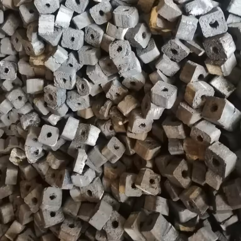 ذغال برش خورده درجه یک .ارسال محصول بوسیله  باربری و پس کرایه می‌باشد.