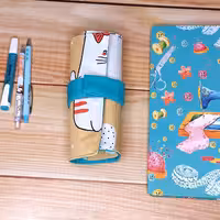 جامدادی رولی مناسب مداد رنگی 24 عدد و خودکار و روان نویس و انواع قلم های هنری و آرایشی، قابل سفارش در سایز و طرح اختصاصی