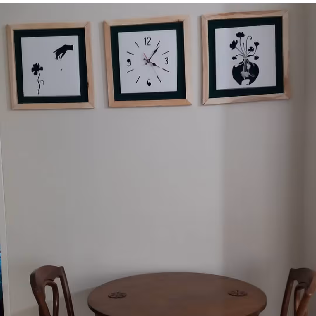 تابلو سه تیکه برجسته همراه با ساعت و قاب چوبی ابعاد 40در40سانتیمتر طراحی شده با دست و رنگ اکریلیک