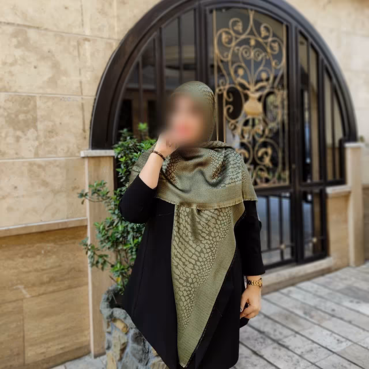 روسری نخ ابریشم ژاکارد دو رو لمه دار قواره 140 ریشه پرزی وارداتی درجه یک سر نمیباشد