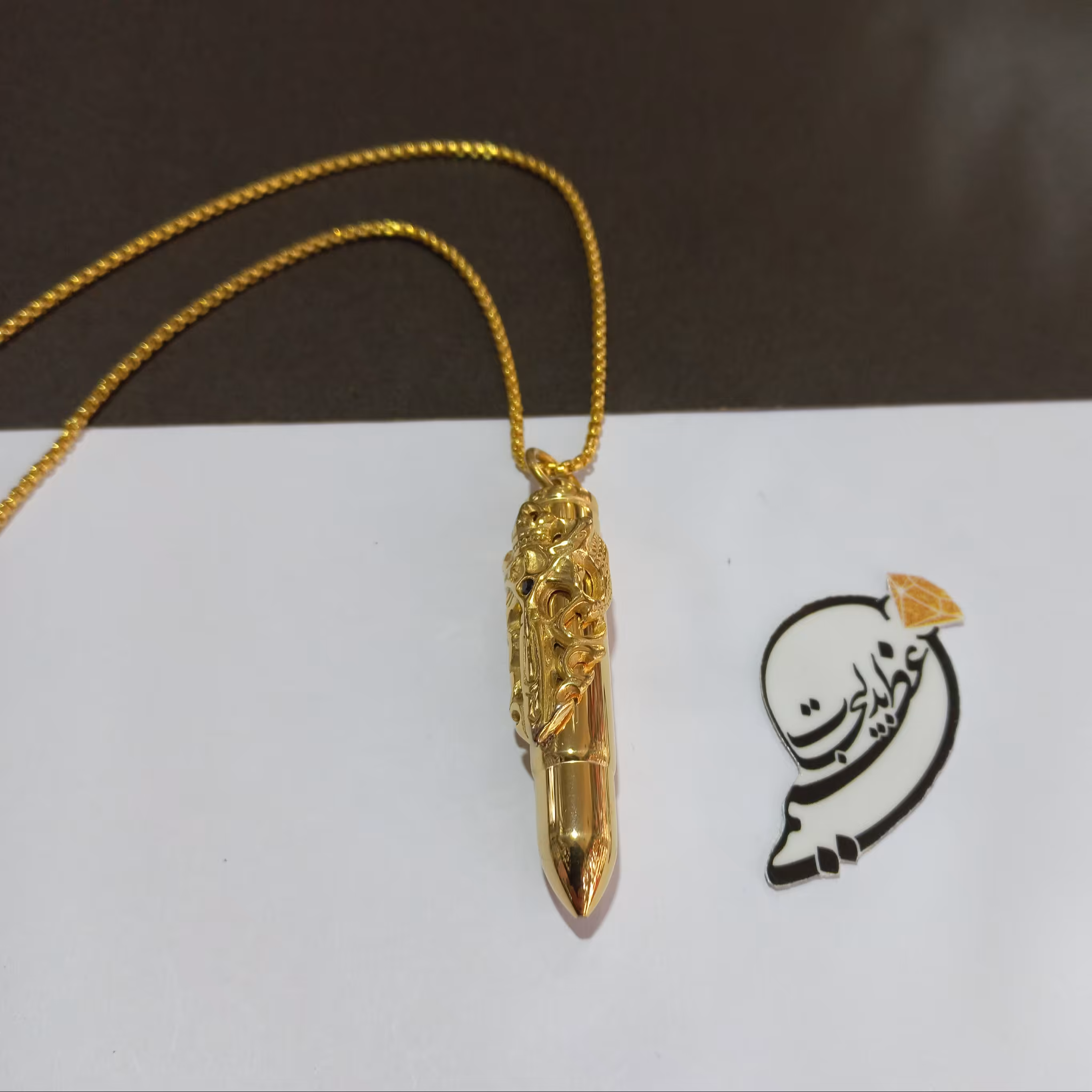 گردنبند با پلاک فشنگ خاص طلایی با نقش برجسته با قابلیت باز و بسته شدن درجه یک با زنجیر استیل 60 سانتی رنگ ثابت طلایی