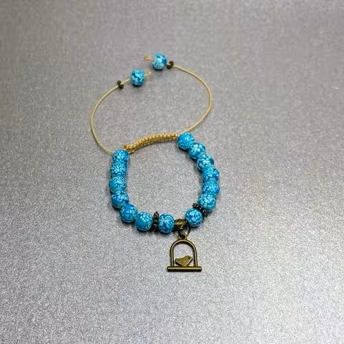 دستبند مدل آسانسوری با مهره های آبرنگی آبی و خرج کار برنزی طرح مرغ آمین