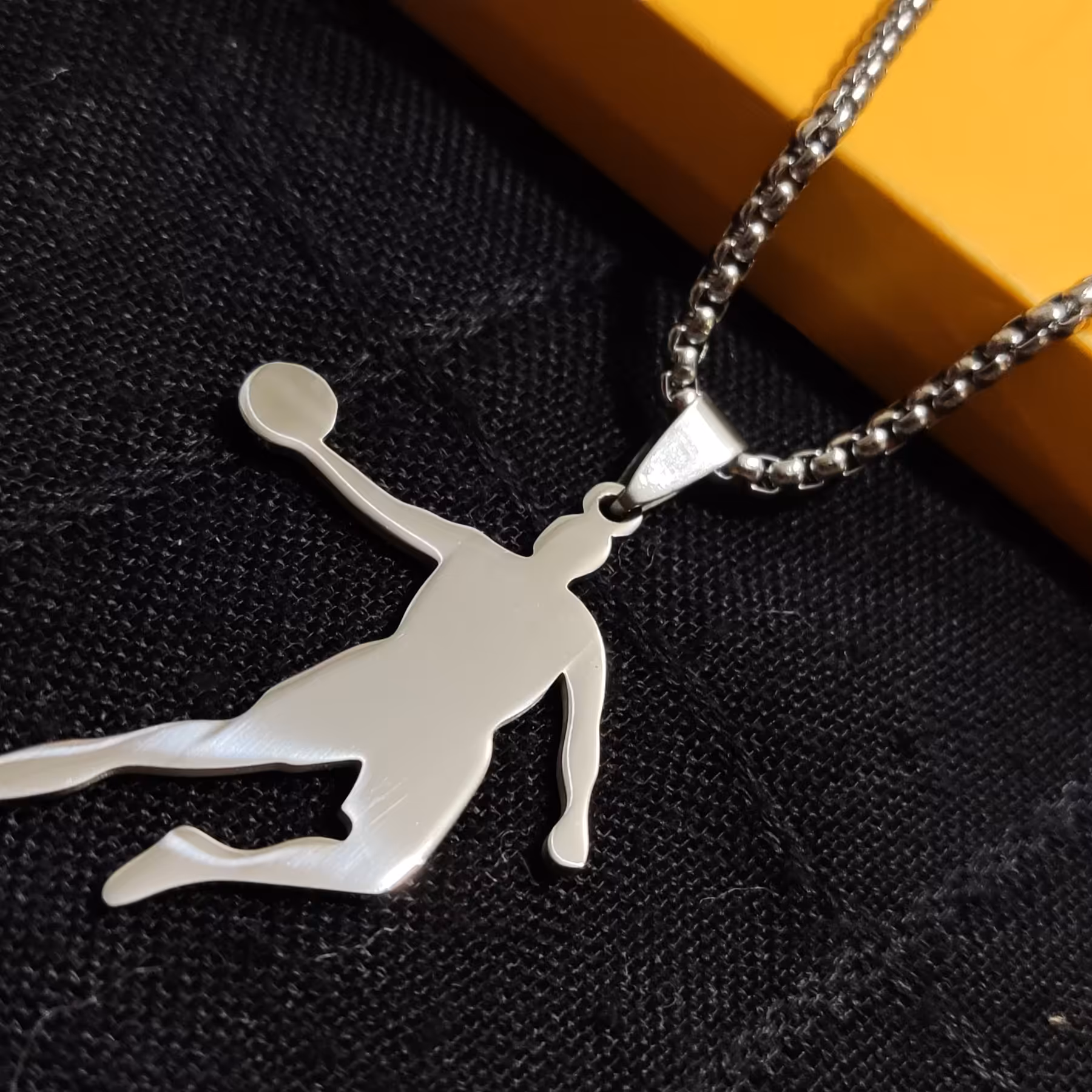 گردنبند اسپرت ورزش هندبال همراه زنجیر استیل رنگ ثابت طول60سانتی بافت ویتالی