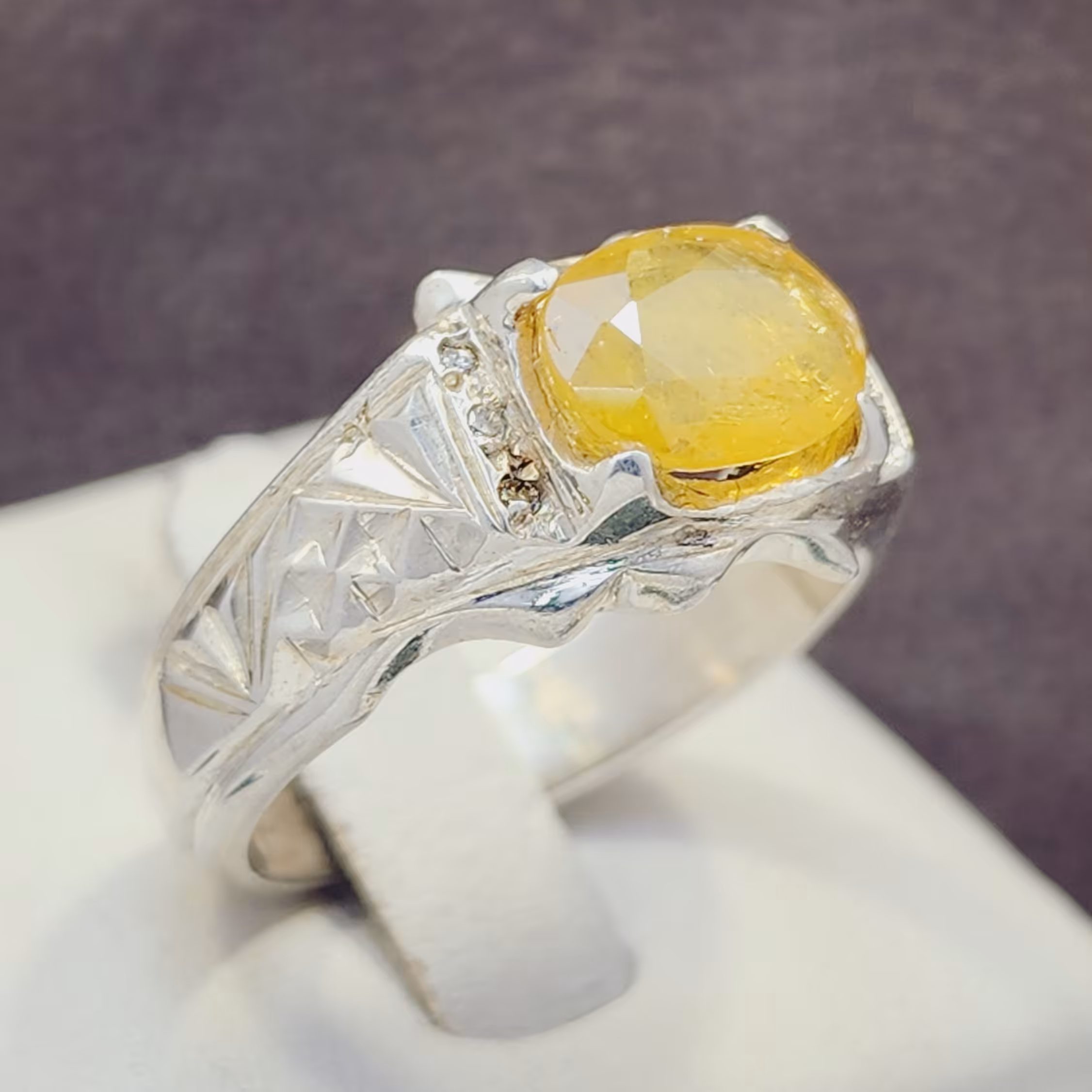 نگین یاقوت زرد اصل و معدنی بارکاب نقره مدل تمام آینه کاری و تمام دستساز زیبا مردانه 