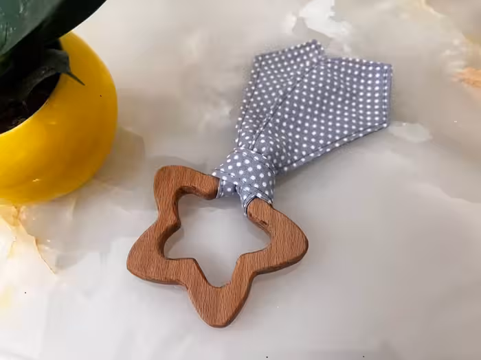 دندونگیر طرح ستاره  چوب راش با تزیین پارچه ای ضد حسایست