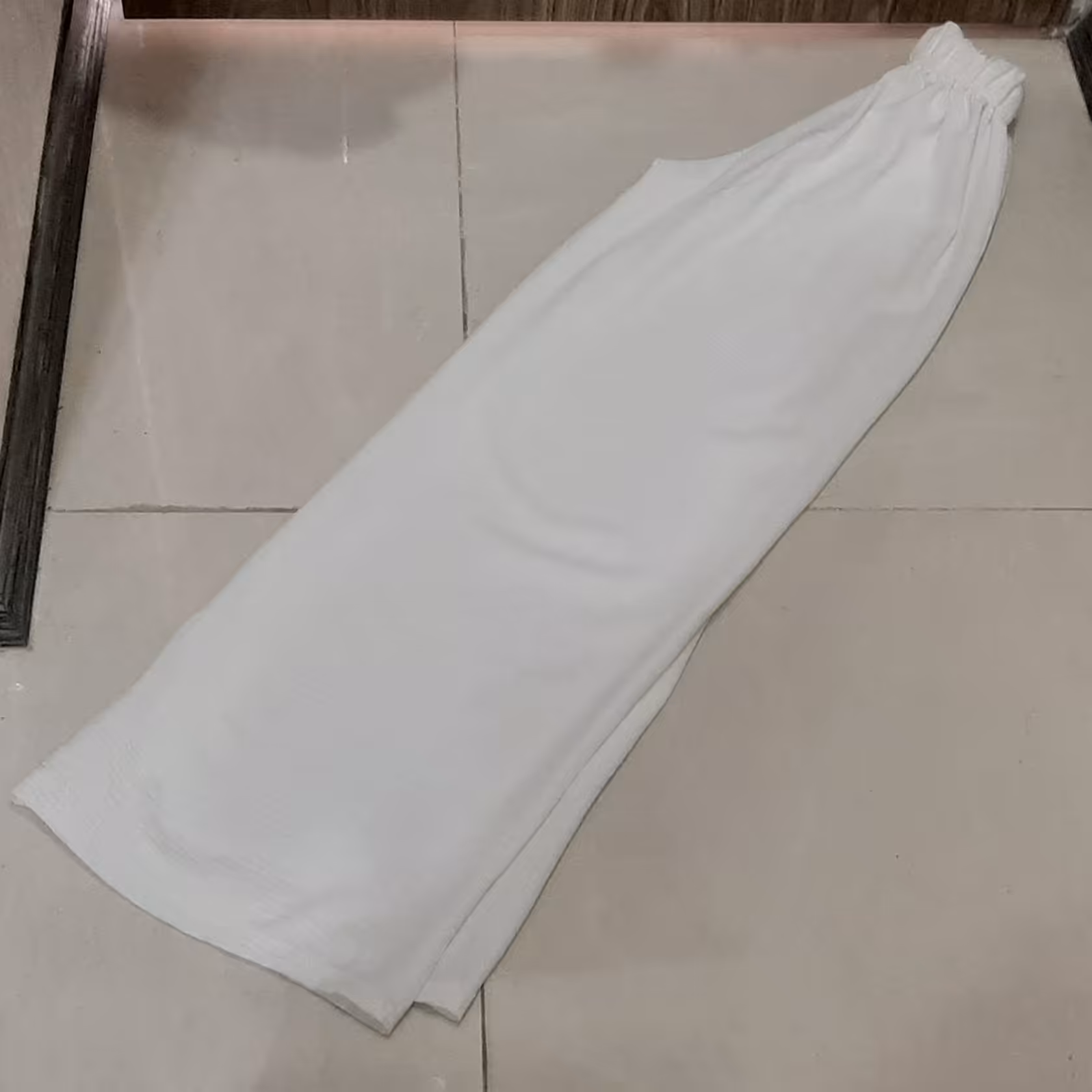 شلوار سفید ابر و بادی