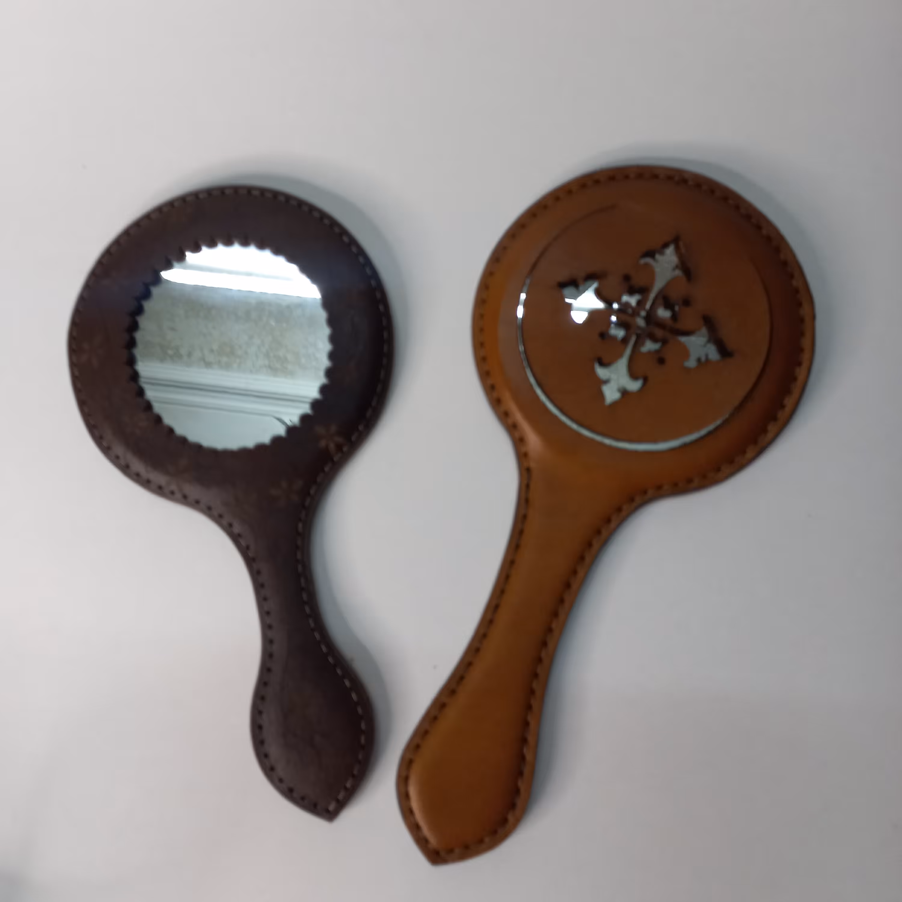 اینه دسته دار چرمی یک اکسسوری جذاب