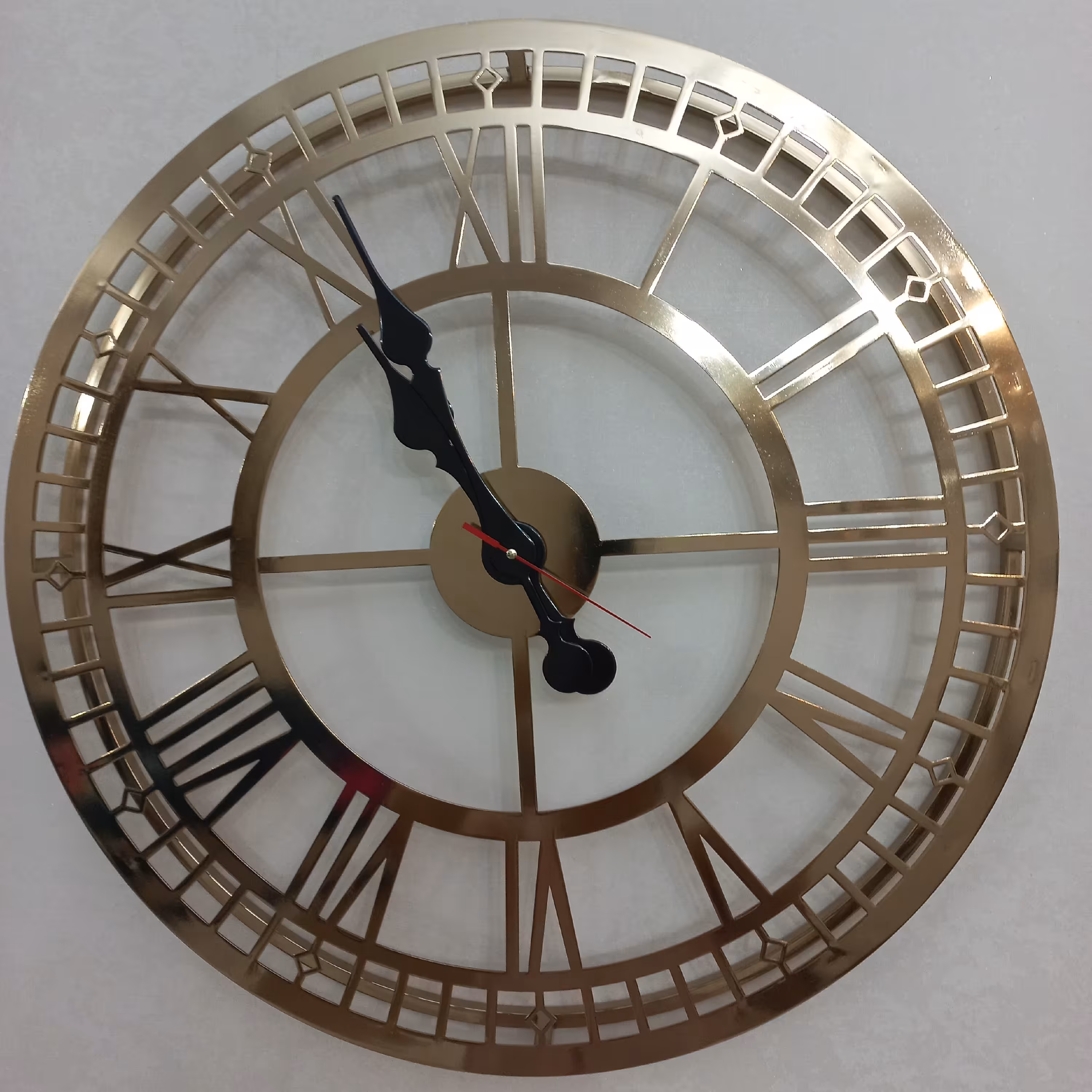 ساعت دیواری  مدل ساعت یونانی رنگ طلایی و سیلور  