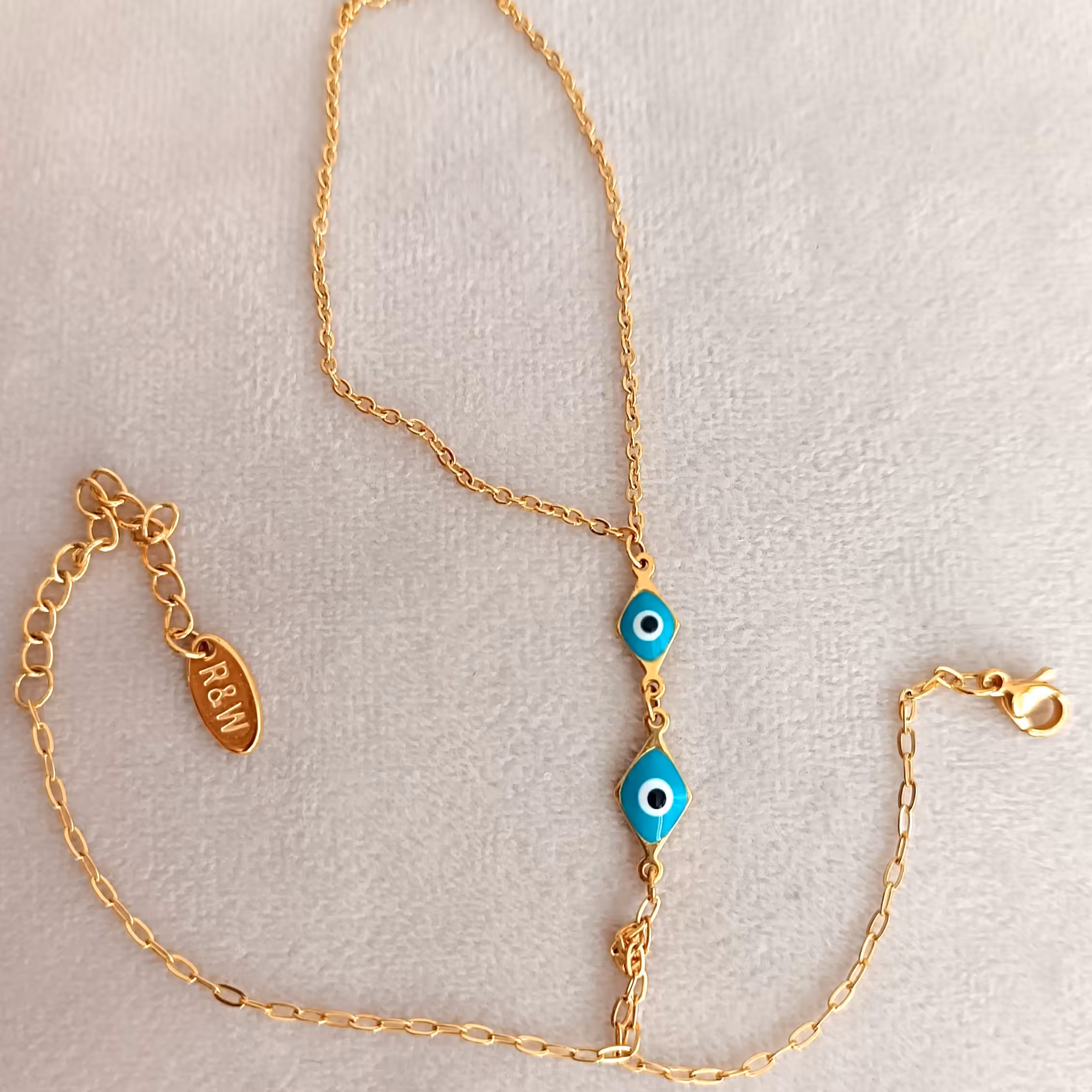 دستبند استیل رنگ ثابت طلایی . مدل پنجه ای با نگین 