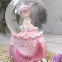 گوی متوسط و چراغدار دختر رومانتیک صورتی 