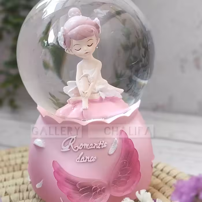 گوی متوسط و چراغدار دختر رومانتیک صورتی 