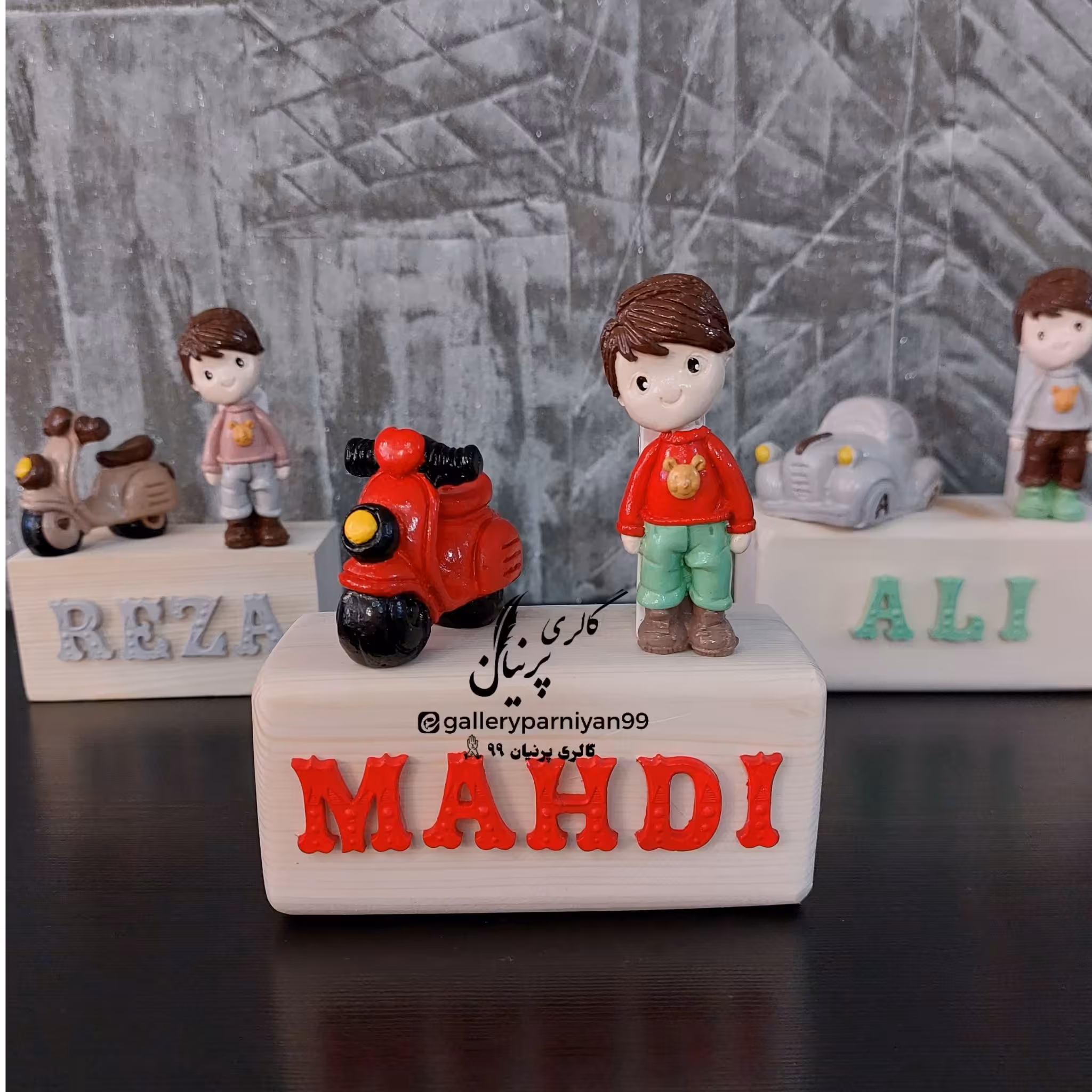 استنداسم مکعبی با مجسمه و حروف اسم