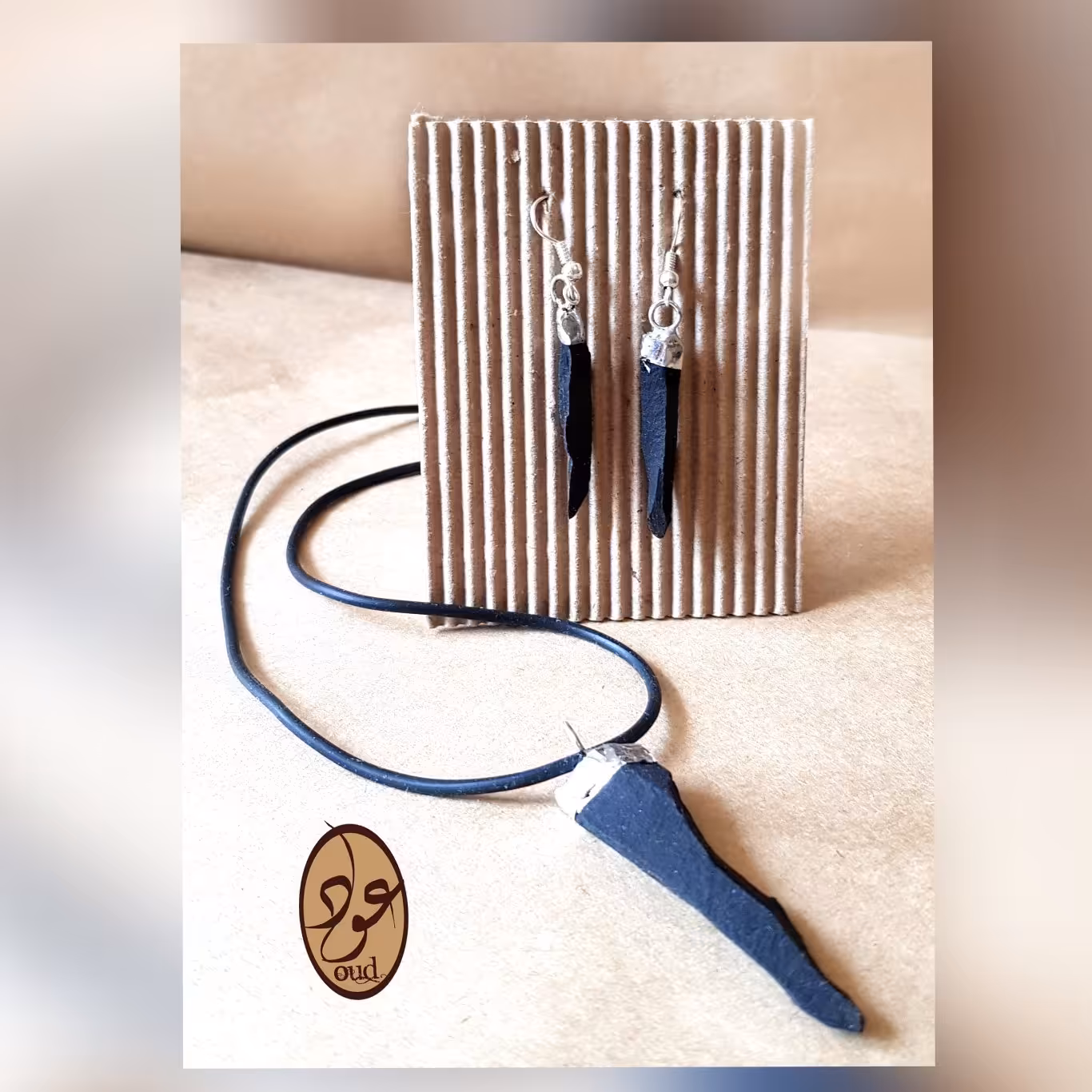 گردن بند وگوشواره سنگی