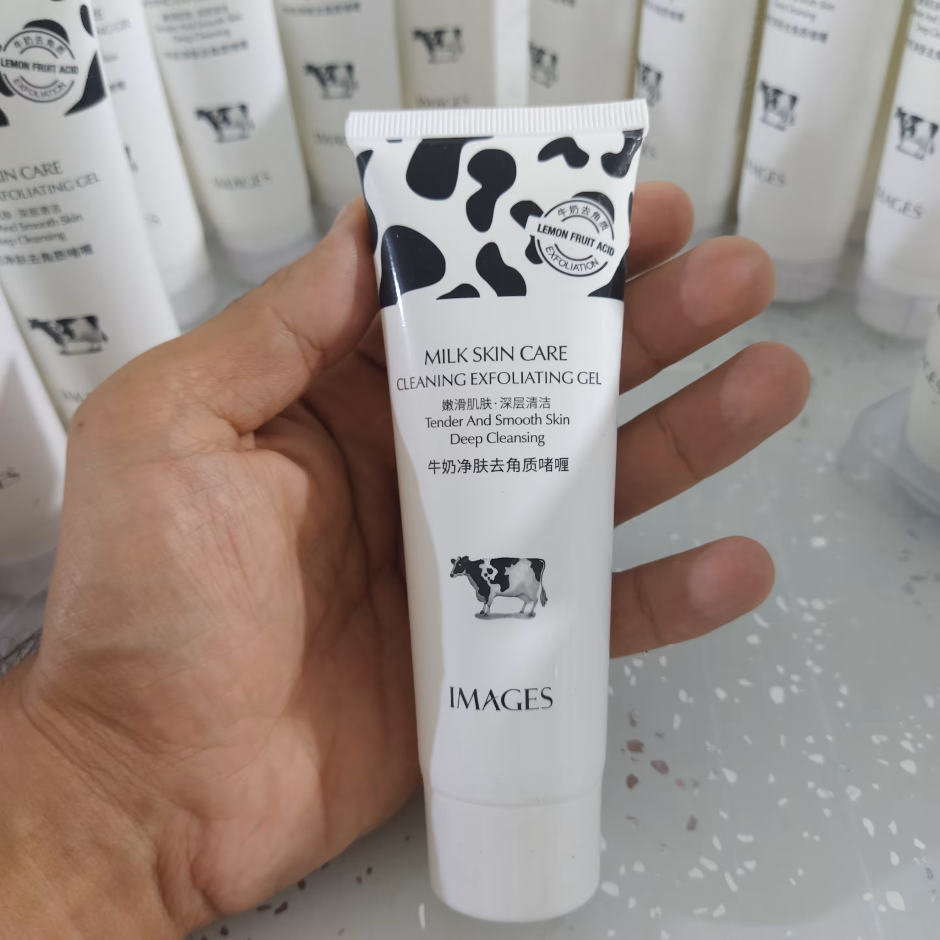 اسکراب شیر گاو ایمیجز 80 گرمی لایه بردار ملایم و روشن کننده عالی