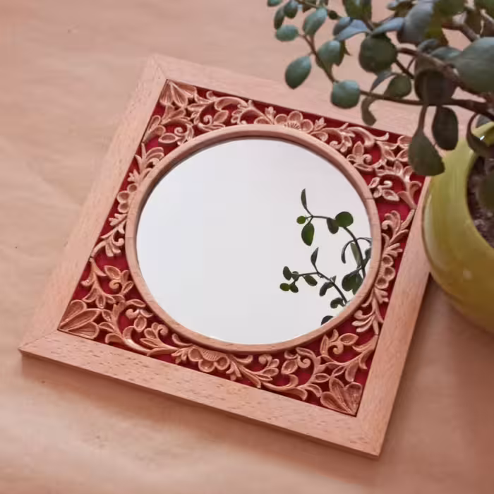 آینه منبت ساخته شده با چوب راش حکاکی شده با دست زیره مخمل سرخ