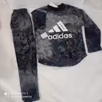 تیشرت و شلوار مخمل آبرنگی آدیداس اعلا رنگ خاکستری گرم و نرم مناسب فصل اندازه روی تصویر درج شده است.