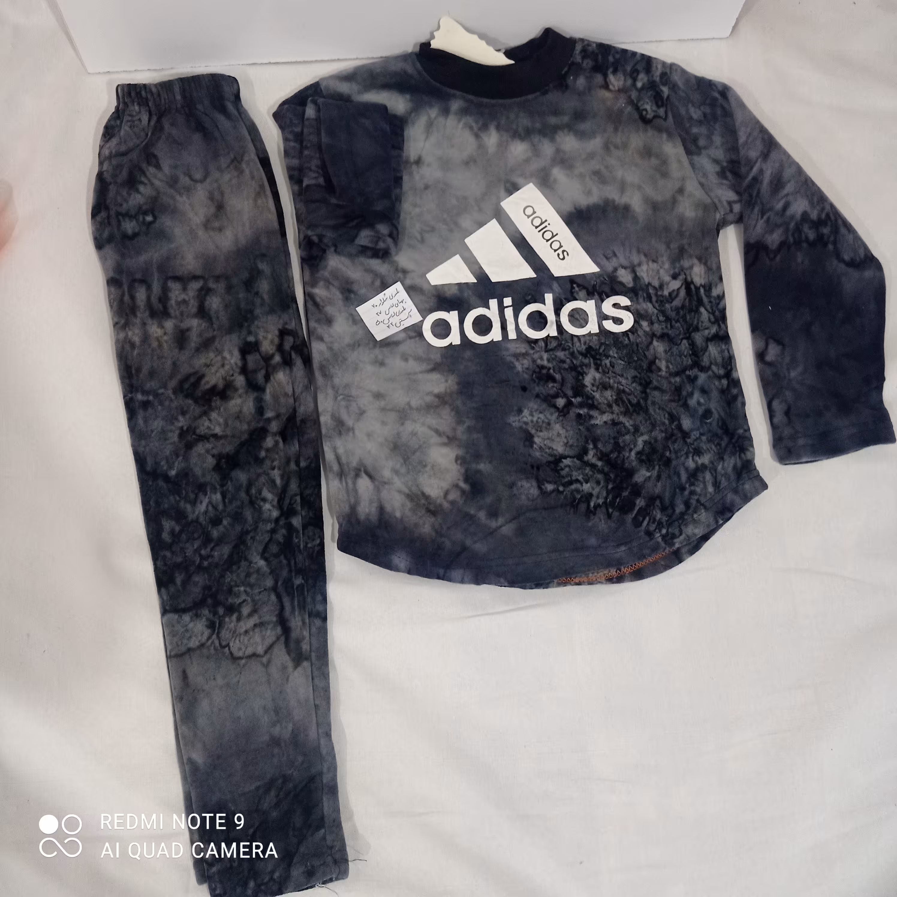 تیشرت و شلوار مخمل آبرنگی آدیداس اعلا رنگ خاکستری گرم و نرم مناسب فصل اندازه روی تصویر درج شده است.