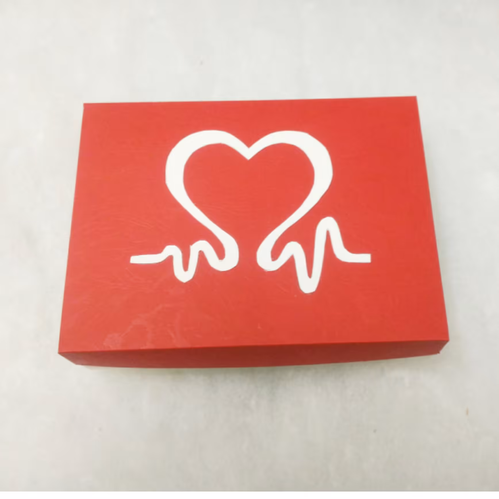 جعبه کادو روز مادر طرح ضربان قلب 15 در 20 سانت ارتفاع 5 سانت درب قرمز