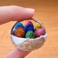 سبد تخم مرغ رنگی اکلیلی مینیاتوری (بسیار کوچک) 